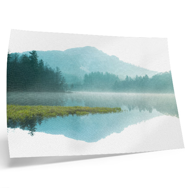 Stilski zidni plakat Mirno jezero među zelenim planinama