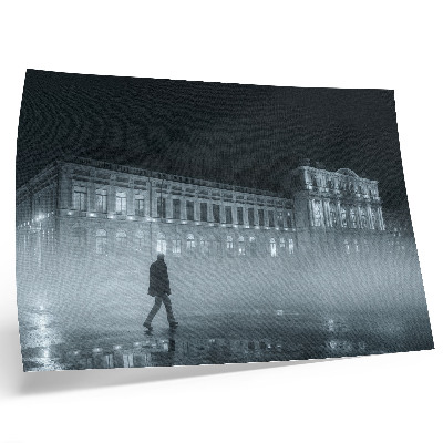 Stilski zidni plakat Monumentalna građevina u magli noćnog grada