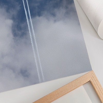 Plakat na platnu Avion na plavom nebu s bijelim prugama