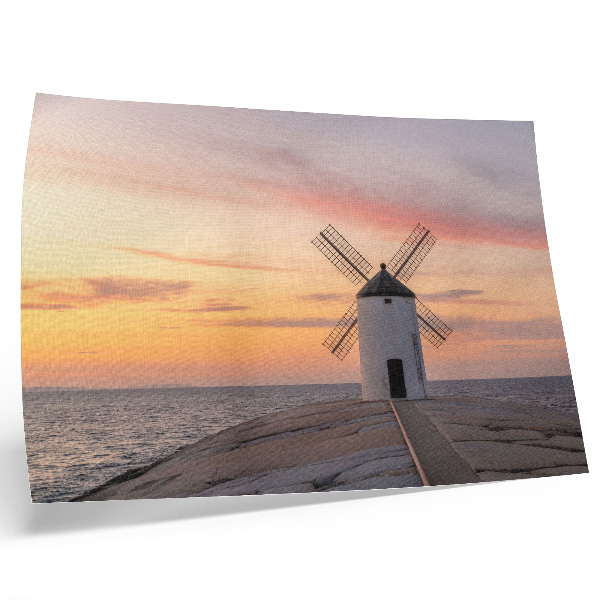 Plakat na platnu Vjetrenjača u svjetlu zalaska sunca, more, pastelno nebo