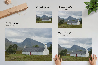 Plakat na platnu Bijela kućica među planinama i zelenilom