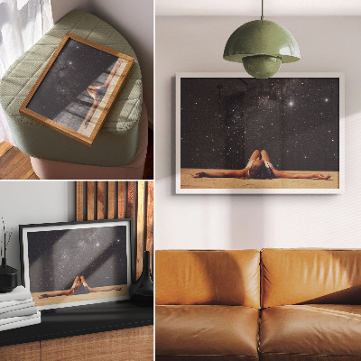 Umjetnički print Figura pod zvjezdanim nebom izgleda nadrealno