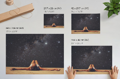 Umjetnički print Figura pod zvjezdanim nebom izgleda nadrealno