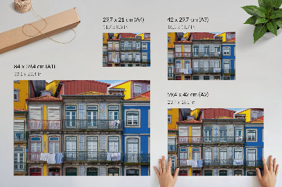 Umjetnički print Šarene stambene kuće s detaljima, balkonima i biljkama