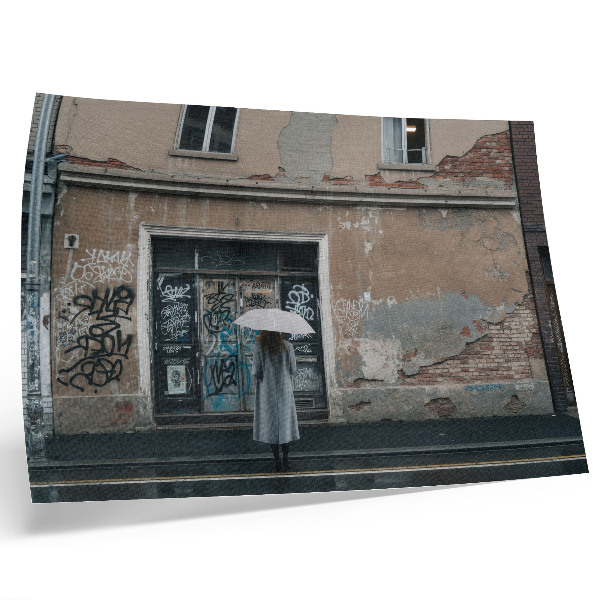 Umjetnički print Osoba s kišobranom ispred zida punog grafita