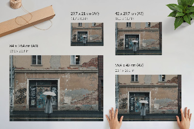 Umjetnički print Osoba s kišobranom ispred zida punog grafita