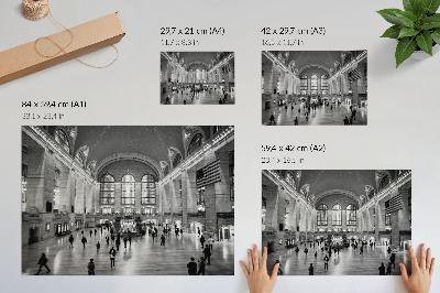 Stilski zidni plakat Elegantni interijer s velikim prozorima i središnjim stubištem