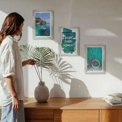 Zidna galerija slika pogled na more s inspirativnim natpisom, brodom i biciklom