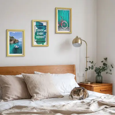 Zidna galerija slika pogled na more s inspirativnim natpisom, brodom i biciklom