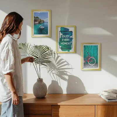 Zidna galerija slika pogled na more s inspirativnim natpisom, brodom i biciklom