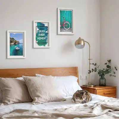 Zidna galerija slika pogled na more s inspirativnim natpisom, brodom i biciklom