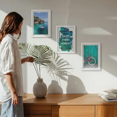 Zidna galerija slika pogled na more s inspirativnim natpisom, brodom i biciklom