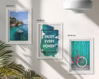 Zidna galerija slika pogled na more s inspirativnim natpisom, brodom i biciklom