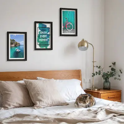 Zidna galerija slika pogled na more s inspirativnim natpisom, brodom i biciklom