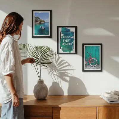 Zidna galerija slika pogled na more s inspirativnim natpisom, brodom i biciklom