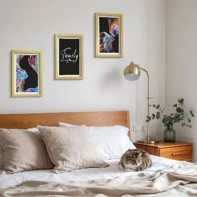 Set 3 slike u okviru portreti ljudi u šarenim uzorcima s natpisom o obitelji