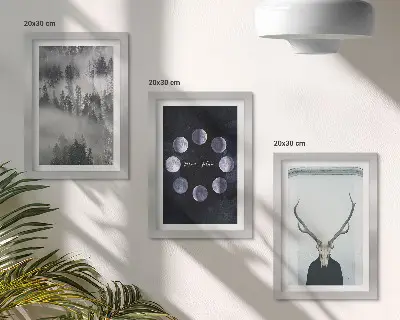 Komplet slika u okviru šumski krajolik u magli s mjesečevim mijenama i lubanjom jelena