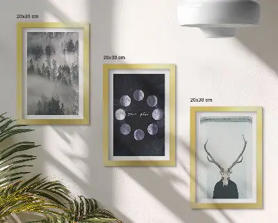 Komplet slika u okviru šumski krajolik u magli s mjesečevim mijenama i lubanjom jelena
