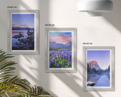 Set 3 slike u okviru Planinski krajolici s vodom, nebom i poljem cvijeća