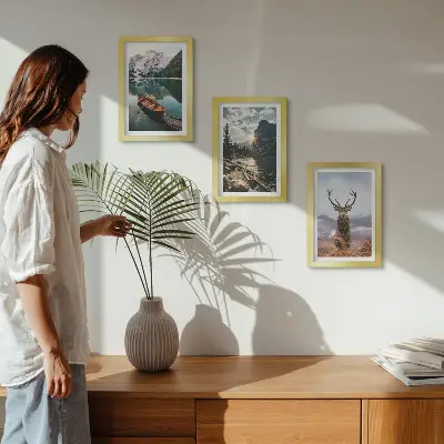 Set 3 slike u okviru jelen u prirodi, čamac na planinskom jezeru i zalazak sunca