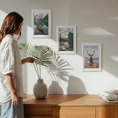 Set 3 slike u okviru jelen u prirodi, čamac na planinskom jezeru i zalazak sunca