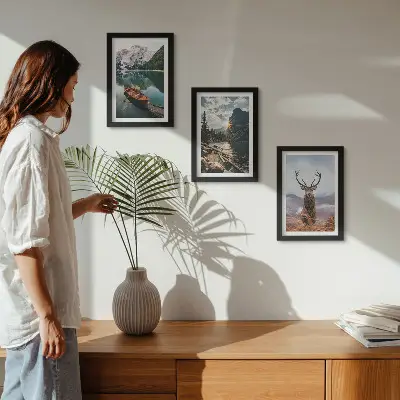 Set 3 slike u okviru jelen u prirodi, čamac na planinskom jezeru i zalazak sunca