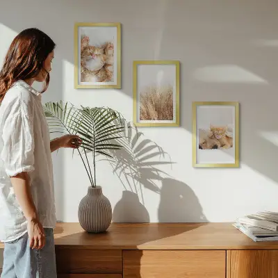 Zidna galerija slika slatke životinje s motivima mačaka i pasa u boho stilu na nježnoj travi