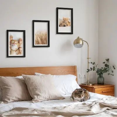 Zidna galerija slika slatke životinje s motivima mačaka i pasa u boho stilu na nježnoj travi