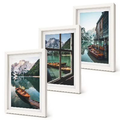 Set 3 slike u okviru Pogled na planinsko jezero s čamcima i kućom uz vodu