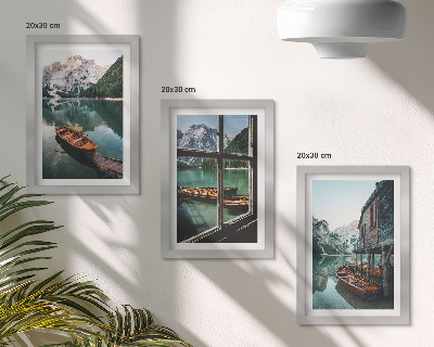 Set 3 slike u okviru Pogled na planinsko jezero s čamcima i kućom uz vodu