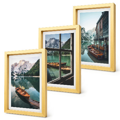 Set 3 slike u okviru Pogled na planinsko jezero s čamcima i kućom uz vodu