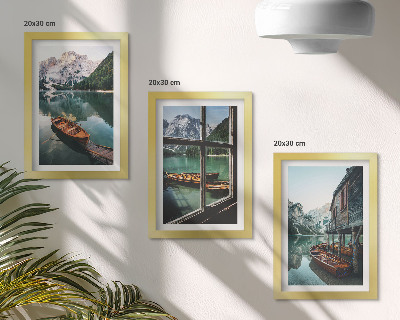 Set 3 slike u okviru Pogled na planinsko jezero s čamcima i kućom uz vodu