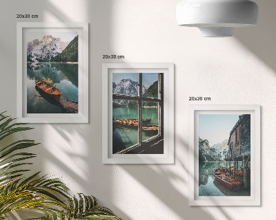 Set 3 slike u okviru Pogled na planinsko jezero s čamcima i kućom uz vodu