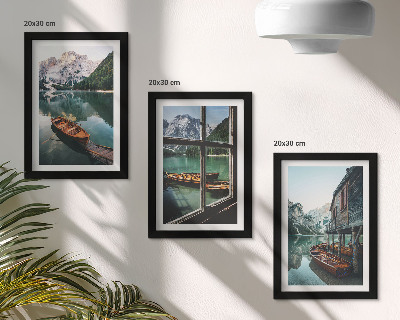 Set 3 slike u okviru Pogled na planinsko jezero s čamcima i kućom uz vodu