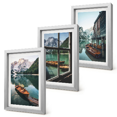 Set 3 slike u okviru Pogled na planinsko jezero s čamcima i kućom uz vodu