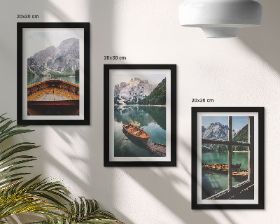 Komplet slika u okviru Pogled na planinsko jezero s čamcima i prozorom u pozadini