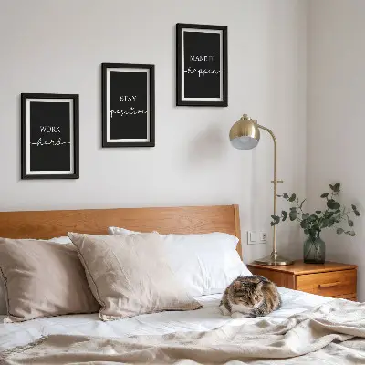 Set 3 slike u okviru s elegantnim motivacijskim sloganima na crnoj pozadini