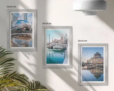 Set slika u okviru gradska arhitektura s odrazom u vodi