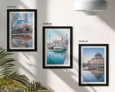 Set slika u okviru gradska arhitektura s odrazom u vodi