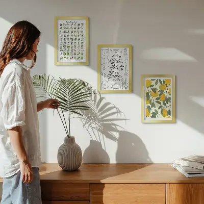 Zidna galerija slika s motivima začinskog bilja, kuhinjskog znaka i oslikanih limuna