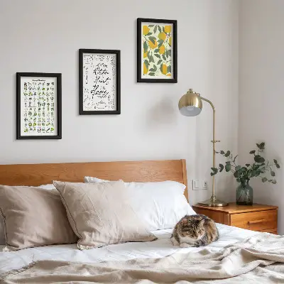 Zidna galerija slika s motivima začinskog bilja, kuhinjskog znaka i oslikanih limuna