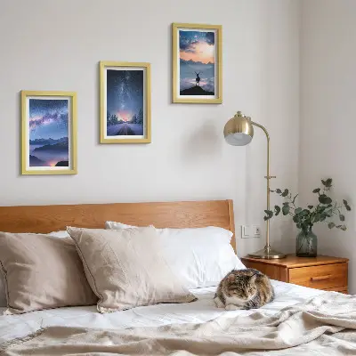 Set od tri slike u okviru noćno nebo s planinama, pejzažima u magli i jelenima