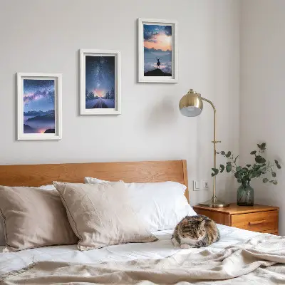Set od tri slike u okviru noćno nebo s planinama, pejzažima u magli i jelenima