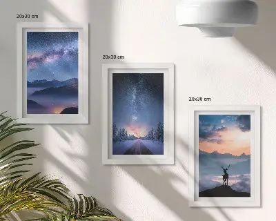Set od tri slike u okviru noćno nebo s planinama, pejzažima u magli i jelenima