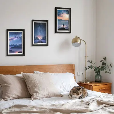 Set od tri slike u okviru noćno nebo s planinama, pejzažima u magli i jelenima