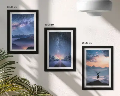Set od tri slike u okviru noćno nebo s planinama, pejzažima u magli i jelenima