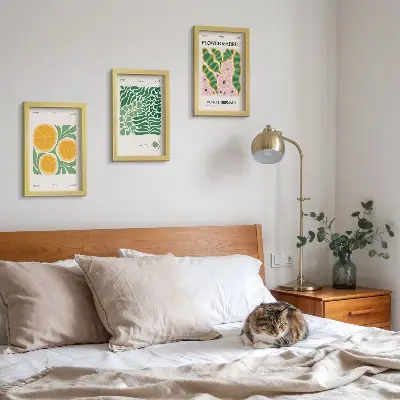 Zidna galerija slika s motivima voća i biljaka u pastelnim bojama