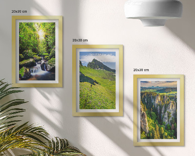 Komplet slika u okviru Zeleni planinski krajolici s vodopadom i šumom
