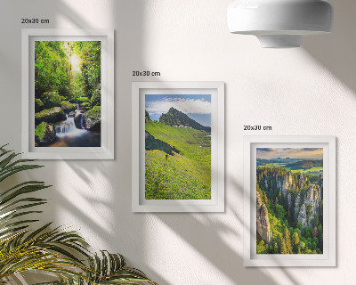 Komplet slika u okviru Zeleni planinski krajolici s vodopadom i šumom