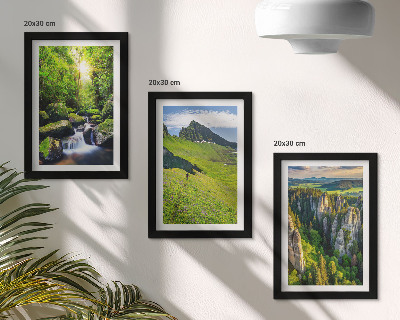 Komplet slika u okviru Zeleni planinski krajolici s vodopadom i šumom
